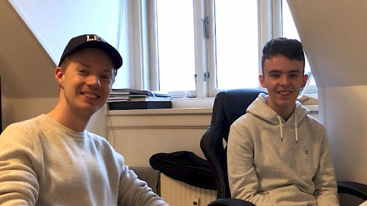 Oliver og Tobias hjemme på værelset