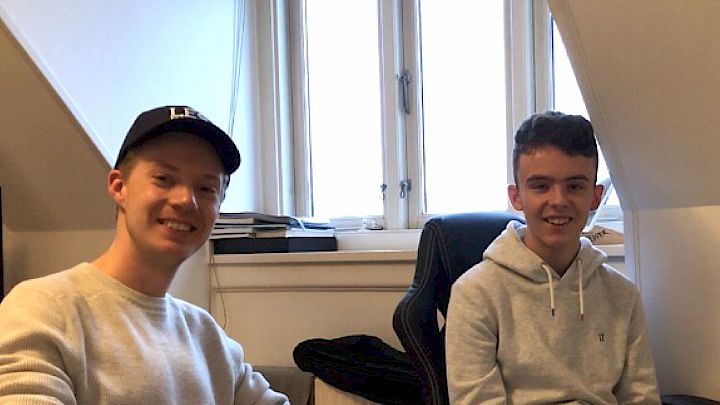 Oliver og Tobias hjemme på værelset