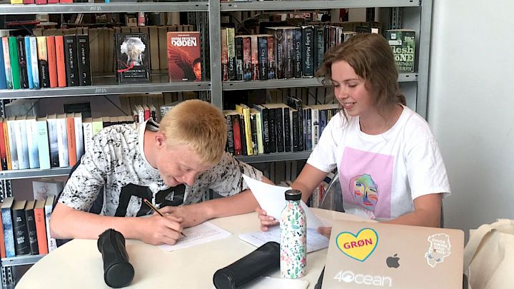 Mentor giver lektiehjælp på bibliotek