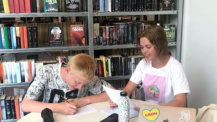 Mentor giver lektiehjælp på bibliotek