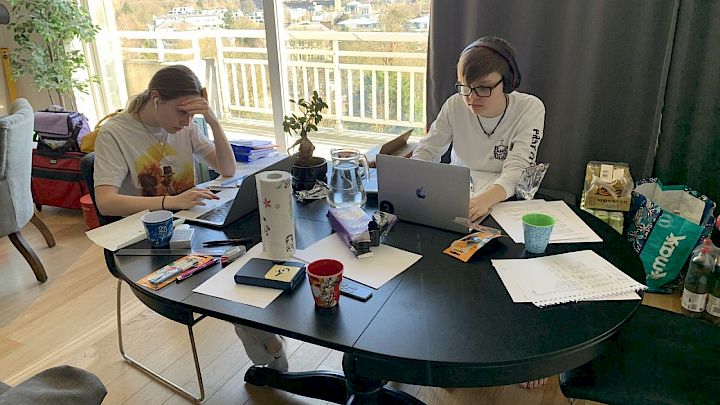 To elever får onlineundervisning, da de ikke bor i Danmark