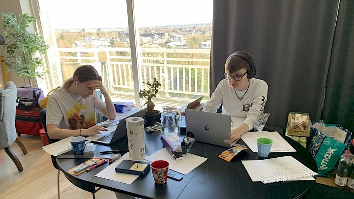 To elever får onlineundervisning, da de ikke bor i Danmark