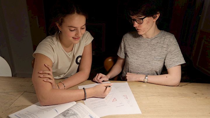 Ninka får lektiehjælp for at styrke hendes faglighed