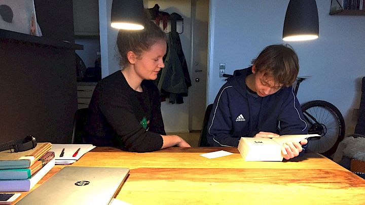Mentor Trine hjælper Frederik med at få større tro på sig selv gennem lektiehjælp
