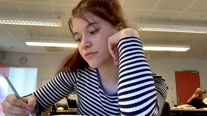 Nynne sidder i skolen og laver opgave
