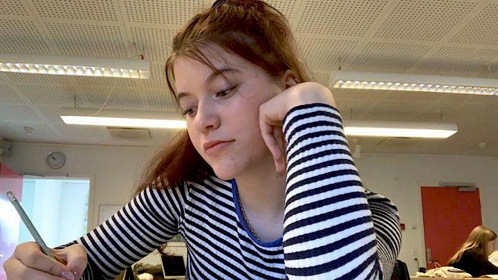 Nynne sidder i skolen og laver opgave