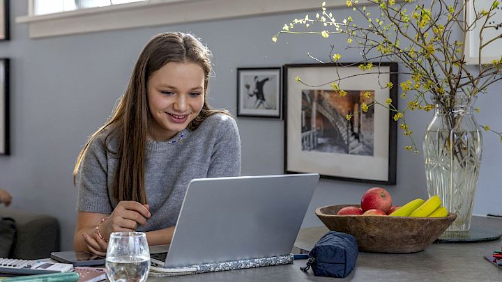 Pige får online lektiehjælp