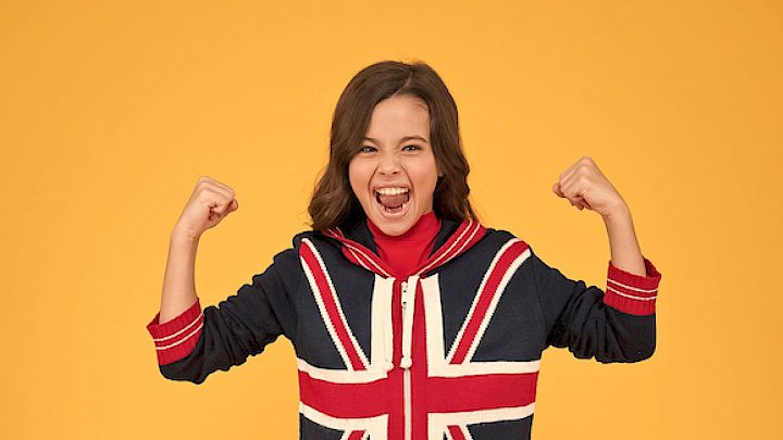 Pige med engelsk flag på blusen