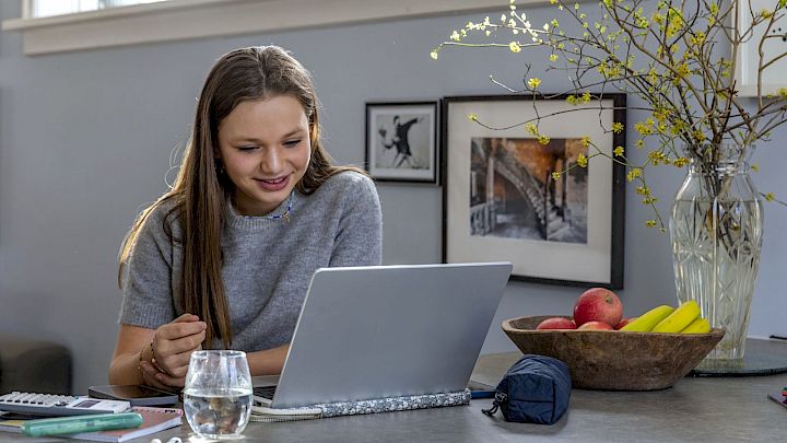 Piger der får lektiehjælp online hjemme fra stuen