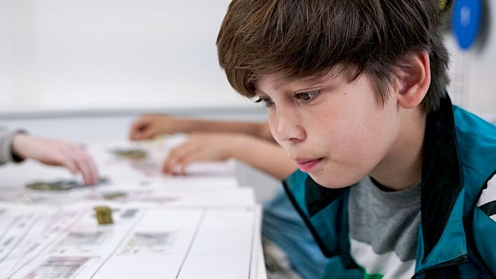 Dreng der laver matematik