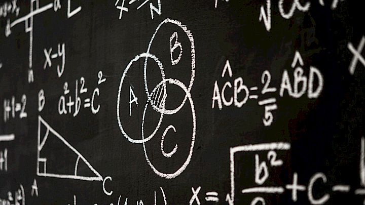Tavle med matematiske udregninger