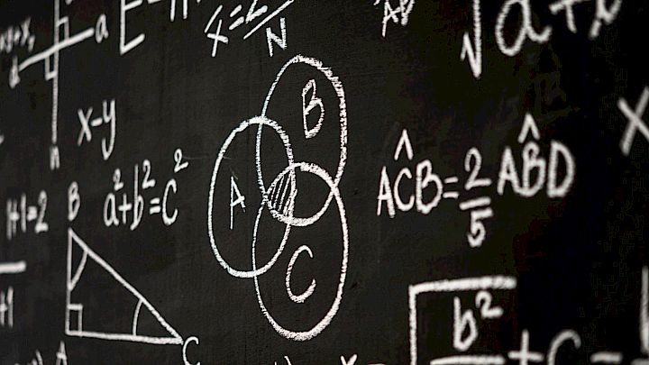 Tavle med matematiske udregninger