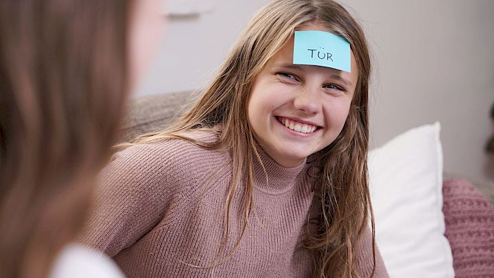 Glad pige får lektiehjælp i tysk