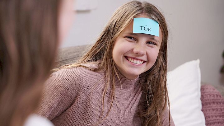 Glad pige får lektiehjælp i tysk