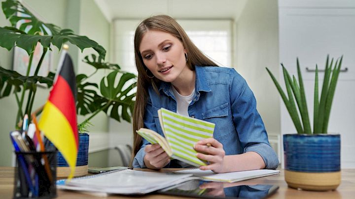 Elev har lektier for i tysk og kigger i bog