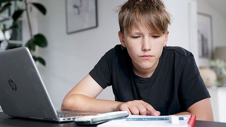 Elev frustreret ved computer