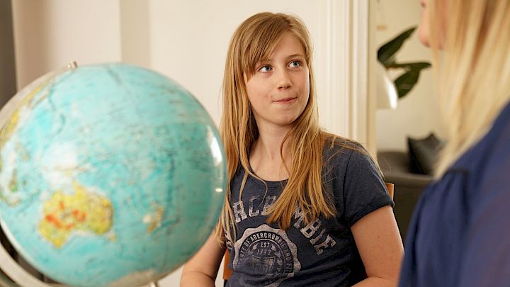 Elev og mentor kigger på globus