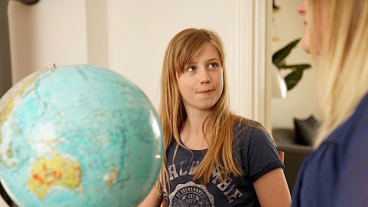 Elev og mentor kigger på globus