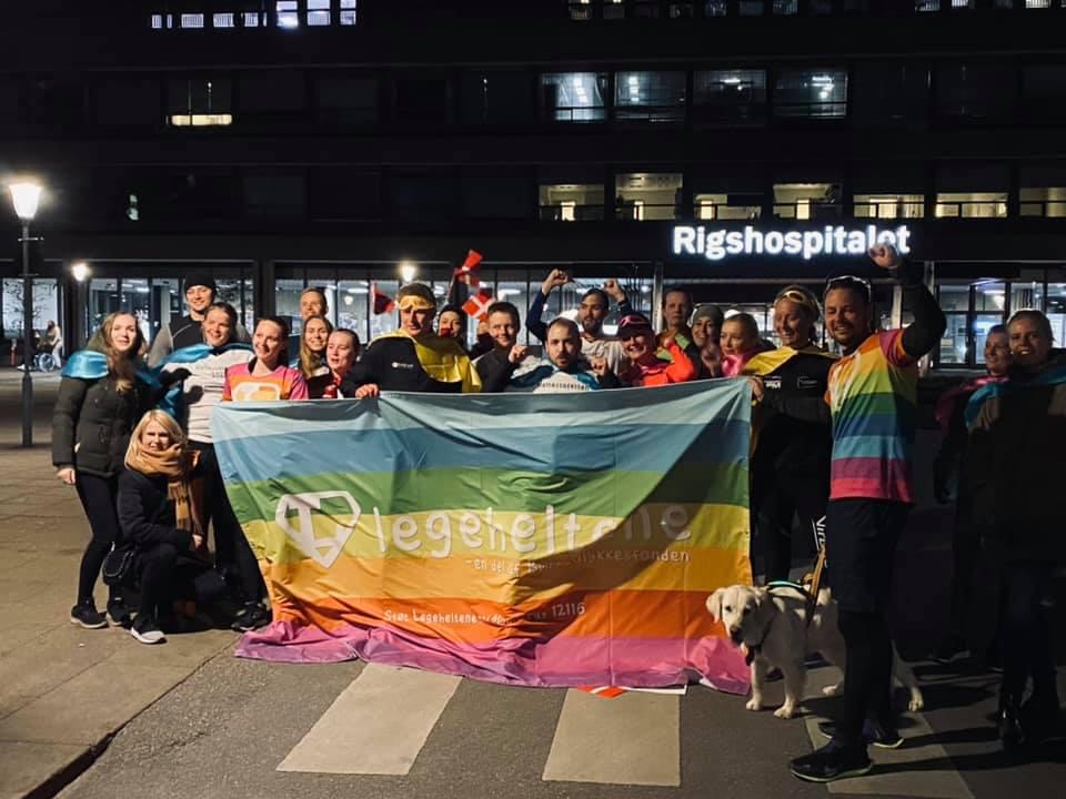Heltestafetten 2021 Helteløbere foran Rigshospitalet