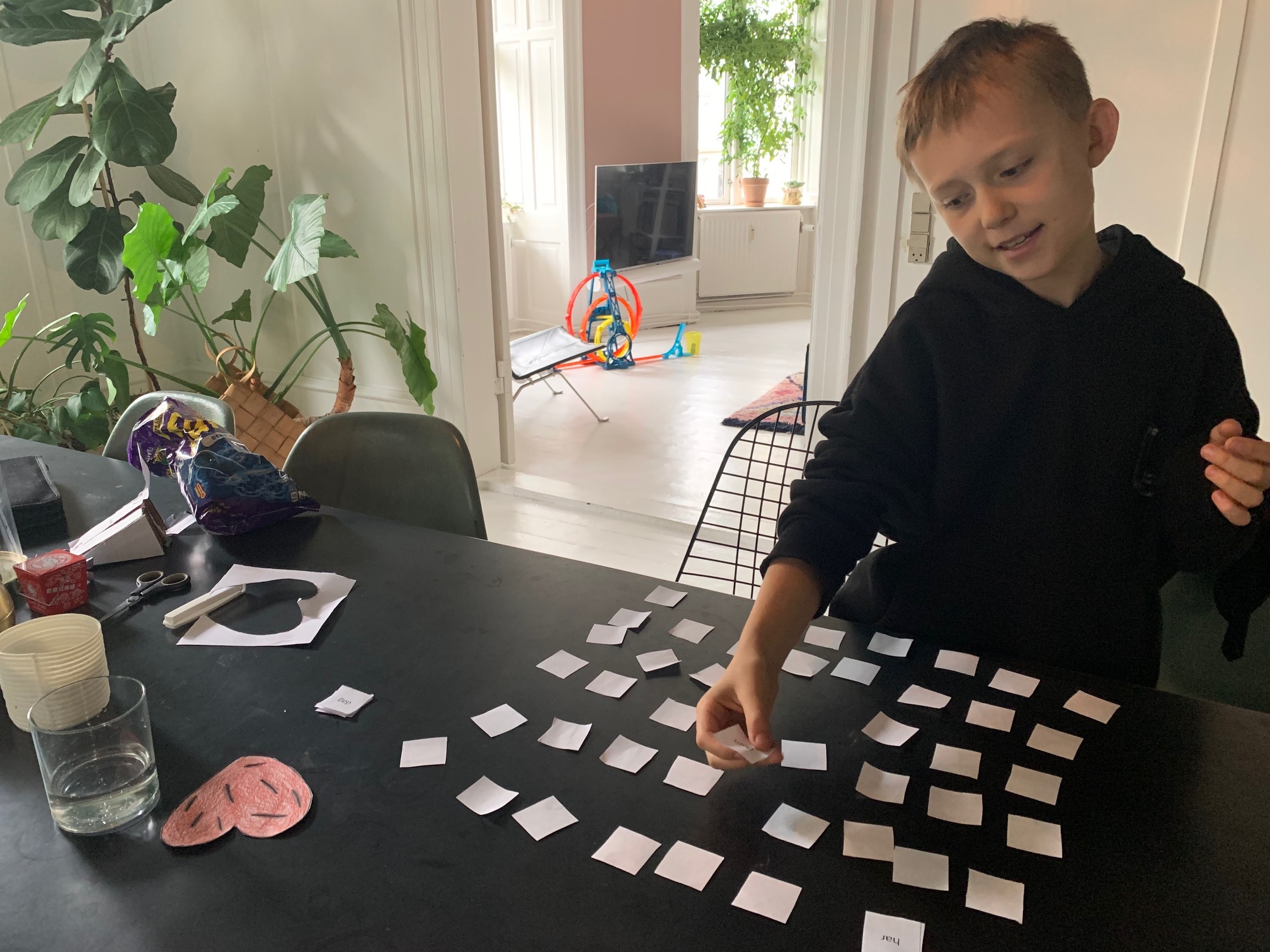 Barn får lektiehjælp Barn får lektiehjælp
