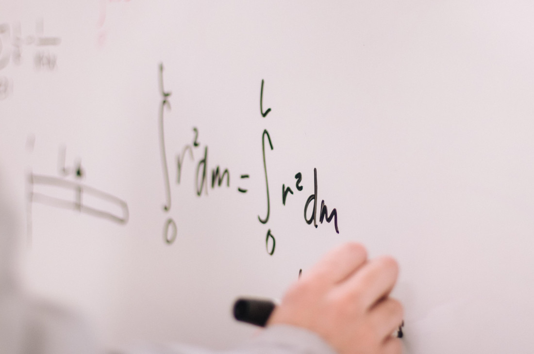 Et billede af en tavle, som viser matematik