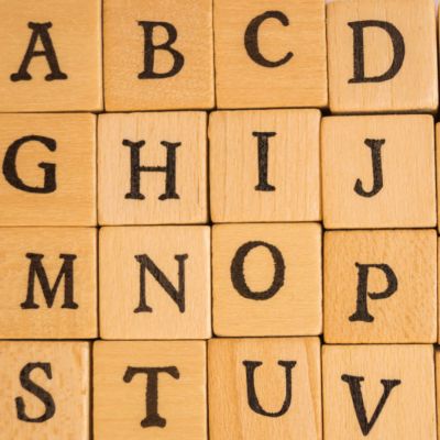 Et billede af træbrikker med bogstaver 