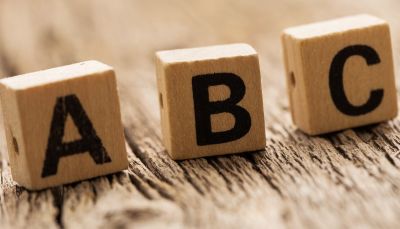 Et billede af tre klodser med bogstaverne A, B og C på