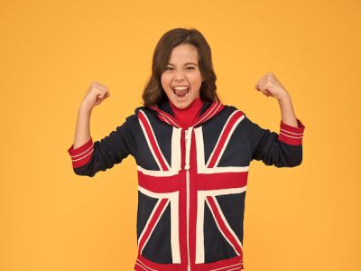 Et billede af et barn med bluse med det britiske flag 