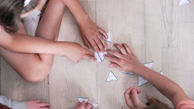 Et billede oppefra der viser to børn, der sætter trekanter sammen 