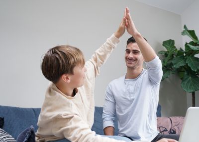 Elev og mentor giver hinanden en high five 