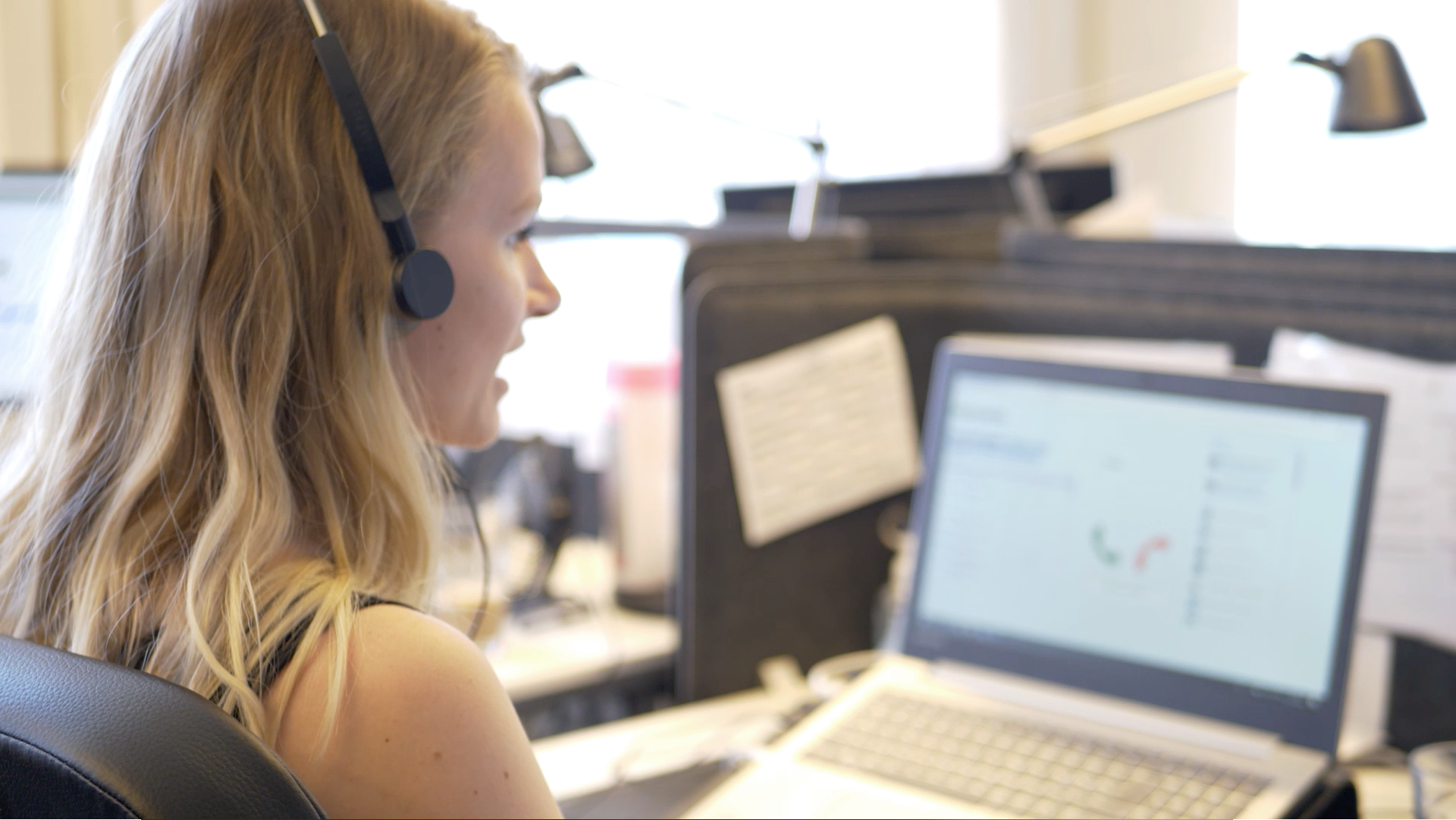 Fagvejledning-nina Fagvejleder sidder foran computer