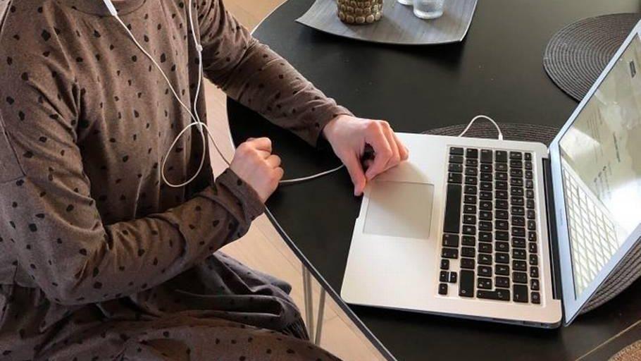 Elev sidder ved computer og laver lektier