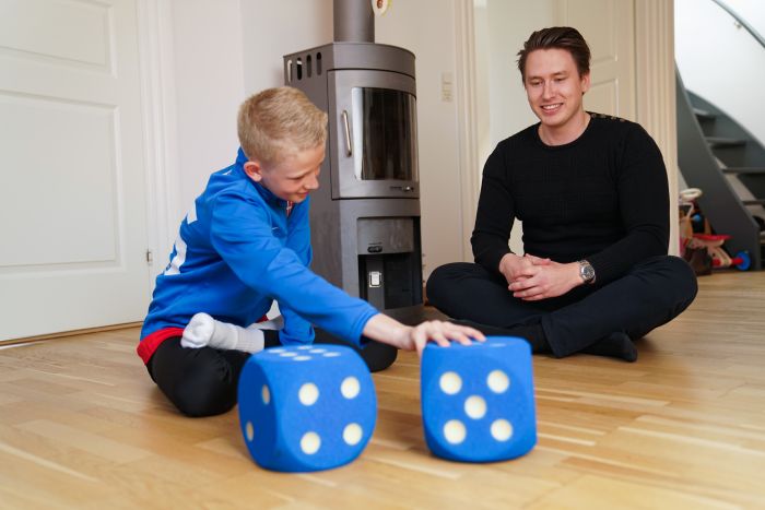Dreng og mentor med terninger Dreng og mentor med terninger