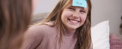 Glad elev, der får lektiehjælp i tysk med mentor