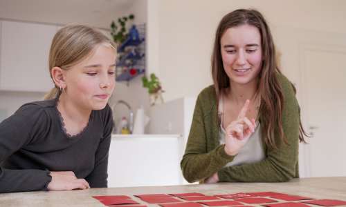 Mentor bruger vendespil under lektiehjælpen_3