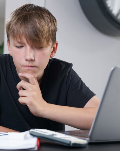 Dreng ved computer horisontalt