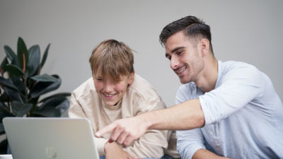 Lektiehjælp på computeren med mentor og elev