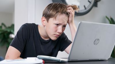 Frustreret elev ved computer