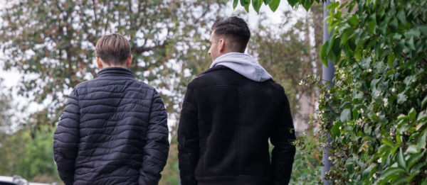 Mentor og elev gaar en tur under lektiehjaelp