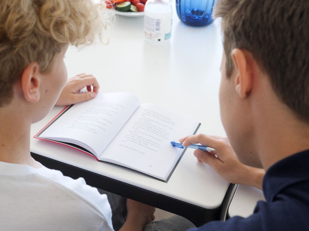 Laeseheltene der læser med en læseassistent Læsehelt der læser med en læseassistent