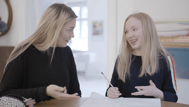 Selin-2 Mentor sidder med yngre elev