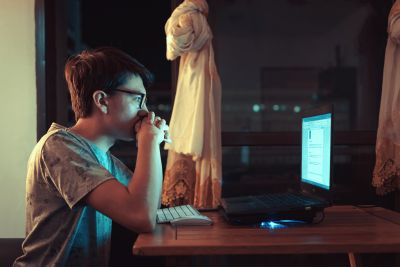 Billede af elev der kigger koncentreret på computer